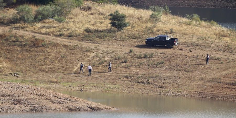 dpatopbilder - Ein Suchteam der Polizei durchkämmt das Ufer des Arade-Stausees. Foto: Joao Matos/AP/dpa