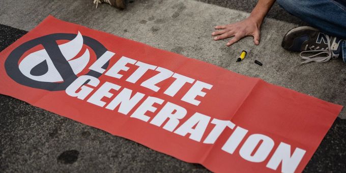 Ein Aktivist der Gruppe «Letzte Generation», der seine Hand selbst auf der Strasse festgeklebt hat, blockiert eine Kreuzung in Göttingen. Ein Aktivist der Gruppe «Letzte Generation», der seine Hand selbst auf der Strasse festgeklebt hat, blockiert eine Kreuzung in Göttingen.