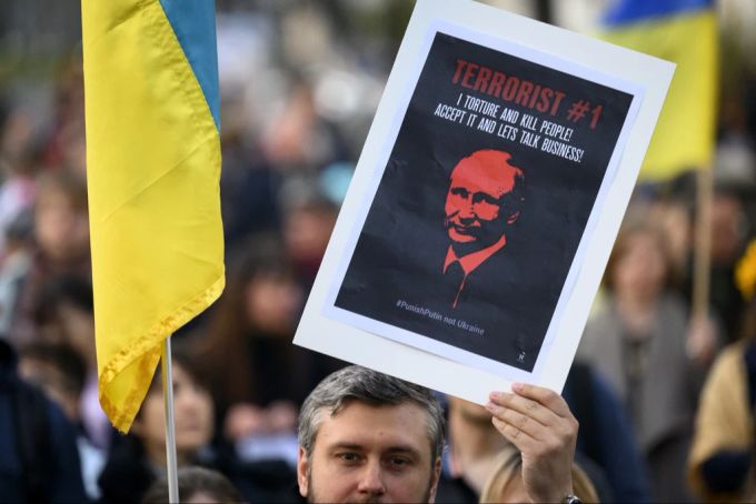 Demonstranten tragen Plakate mit der Aufschrift „Putin-Terrorist“, während sie an einer Demonstration in Lausanne, Schweiz, teilnehmen. (Archivbild) Ukraine-Krieg