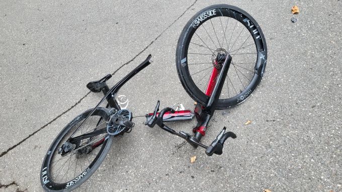 Jan van Berkel teilt in seiner Story das Foto vom zerstörten Velo. Jan van Berkel Triathlon