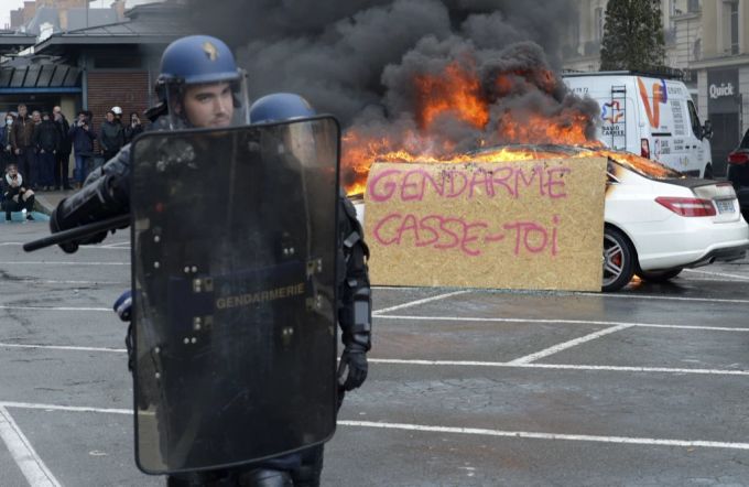 In Rennes wurde bei den Rentenprotesten ein Auto angezündet. Rennes