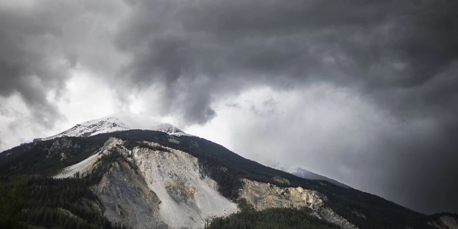 Weil er nicht mehr rechtzeitig evakuiert werden könnte, hat die Gemeinde Albula am Sonntag einen Wanderweg nahe des absturzgefährdeten Bergs gesperrt.