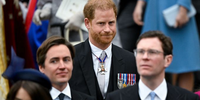 Prinz Harry soll immer mal wieder alleine zu Hause sein, während Meghan Markle Spass hat. Prinz Harry Meghan Markle