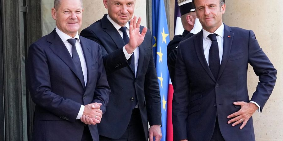 Olaf Scholz (l-r), Andrzej Duda und Emmanuel Macron vor dem Élysée-Palast.