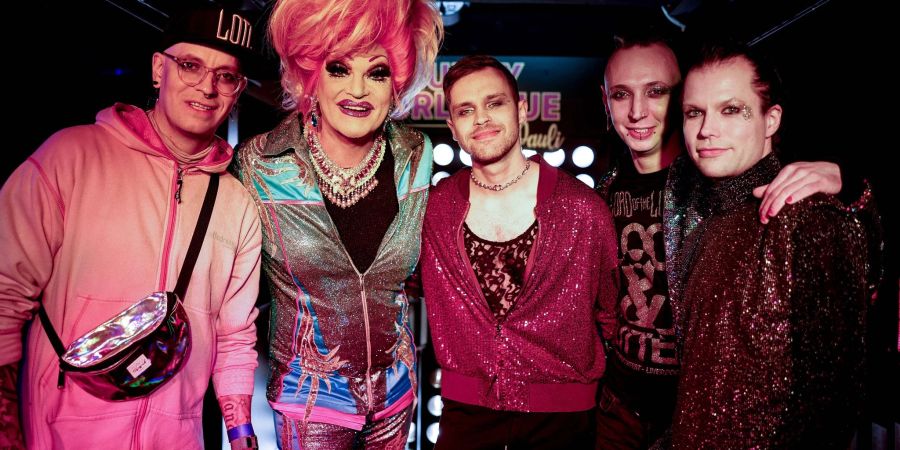 Sänger Chris Harms (l-r) mit der Travestie-Künstlerin Olivia Jones, Gitarrist Pi, Keyboarder Gerrit Heinemann und Bassist Klaas Helmecke in Hamburg.
