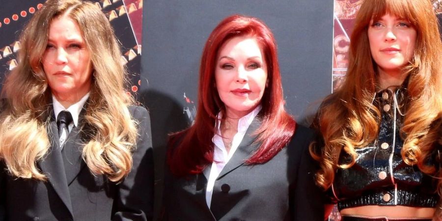 Streit um das Erbe von Lisa-Marie Presley (l:): Priscilla Presley (M.) und Riley Keough.