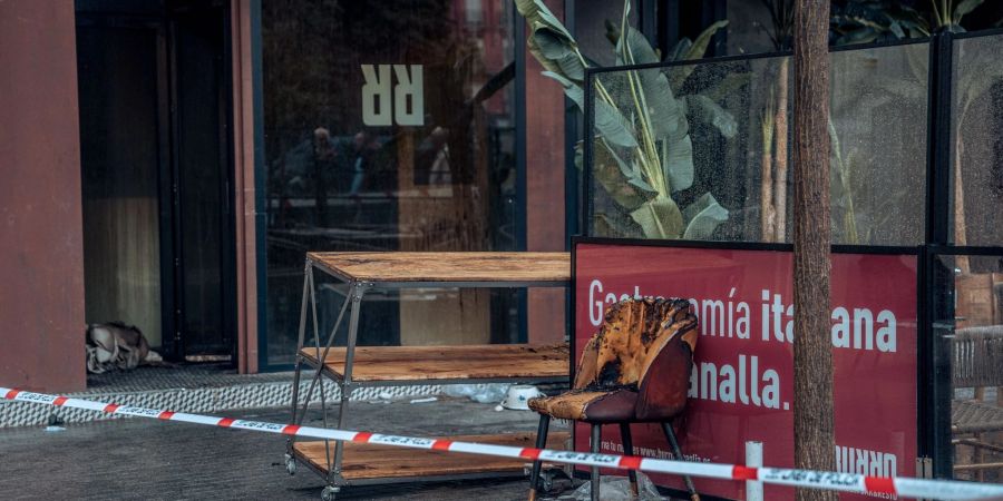 Vom Brand zerstörtes Mobiliar vor dem Restaurant «Burro Canaglia» in Madrid.