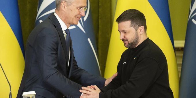 dpatopbilder - Nato-Generalsekretär Jens Stoltenberg (l)und Ukraines Präsident Wolodymyr Selenskyj geben sich in Kiew die Hand. Foto: Efrem Lukatsky/AP/dpa dpatopbilder - Nato-Generalsekretär Jens Stoltenberg (l)und Ukraines Präsident Wolodymyr Selenskyj geben sich in Kiew die Hand. Foto: Efrem Lukatsky/AP/dpa