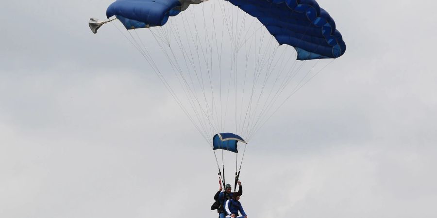 Aufregend, aber nicht ganz ohne Risiko: ein Tandem-Fallschirmsprung. Der Haftung können sich Tandem-Piloten dabei nicht entziehen.