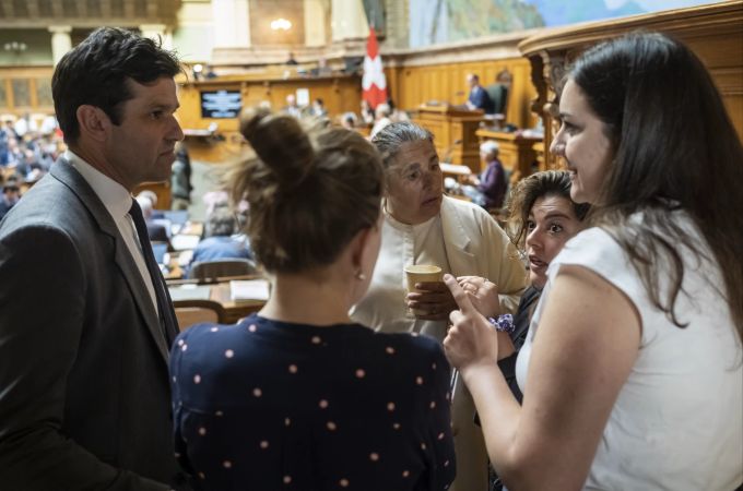 Die SP-Nationalrätinnen Samira Marti, Tamara Funiciello, Jacqueline Badran und Nadine Masshardt sowie Nationalrat Matthias Aebischer, von rechts, diskutieren an der Sommersession der Eidgenössischen Räte, am 1. Juni 2023. Matthias Aebischer SP Nationalrat