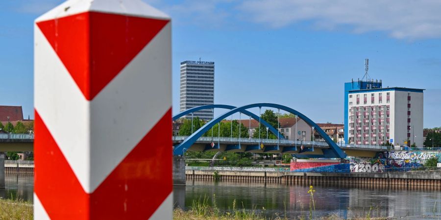 Ein Grenzpfeiler in den rot-weissen Nationalfarben Polens steht am deutsch-polnischen Grenzübergang Stadtbrücke.