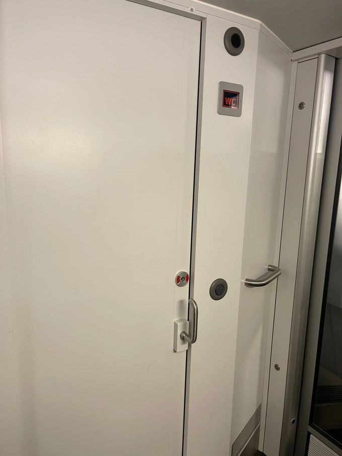 Nichts zu machen: Die WC-Türen bleiben auf der ganzen Fahrt von Zürich nach Genf verriegelt. SBB