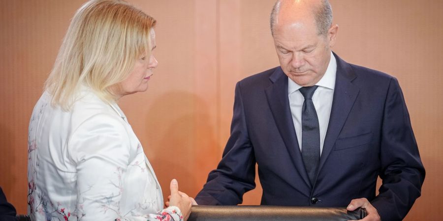 Bundesinnenministerin Nany Faeser im Gespräch mit Kanzler Olaf Scholz (beide SPD).