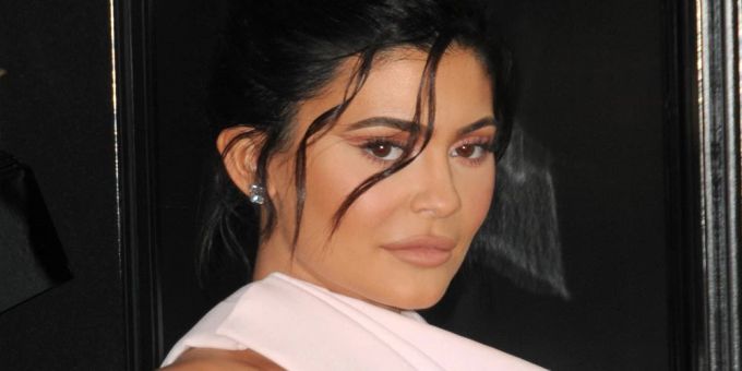 Kylie Jenners Tochter hat den sogenannten Pre-Kindergarten absolviert, eine freiwillige Vorschule für Kinder unter fünf Jahren. Kylie Jenner