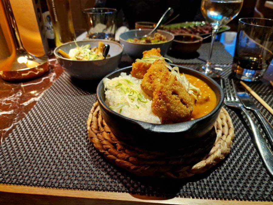 Auch Vegetarierinnen und Vegetarier sowie Veganerinnen und Veganer werden auf der Karte fündig: Das vegane Katsu Curry mit Auberginen Salat.