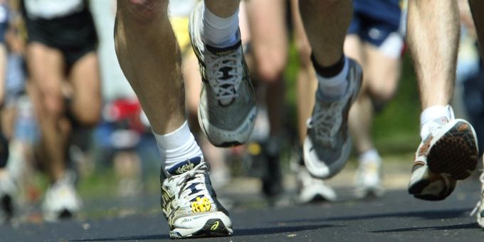 Eine Läuferin ist bei einem Ultramarathon disqualifiziert worden, weil sie ein Teilstück eines mit dem Auto zurücklegte. Eine Läuferin ist bei einem Ultramarathon disqualifiziert worden, weil sie ein Teilstück eines mit dem Auto zurücklegte.