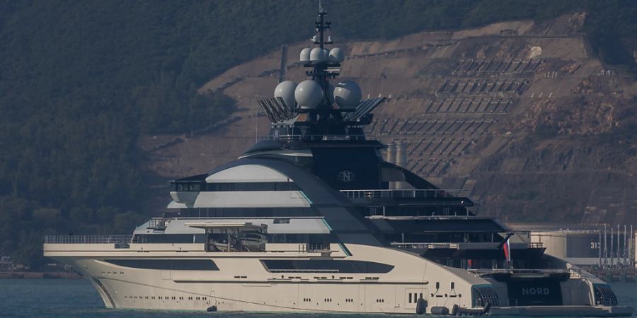 Eine Superyacht, die angeblich dem sanktionierten russischen Oligarchen Alexej Mordaschow gehört, ankerte Mitte Oktober 2022 vor Hongkong. (Archivbild)