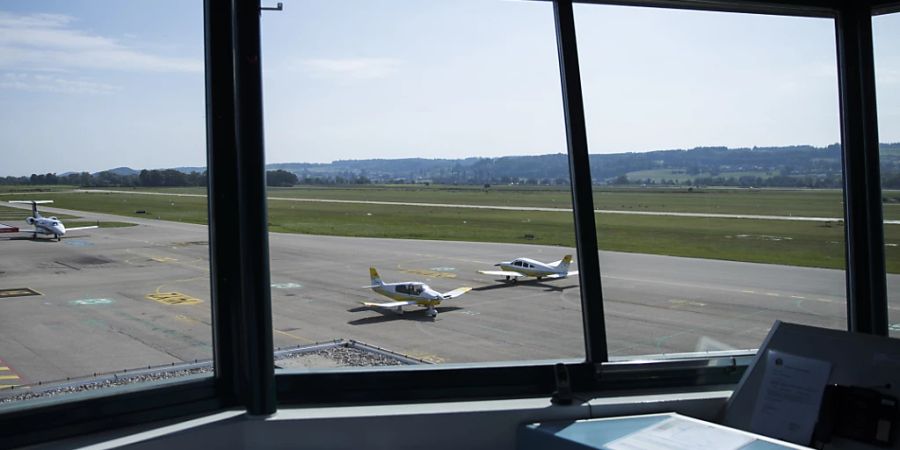 Blick aus dem Tower auf den Flughafen Grenchen, wo es am 13. September 2020 zu einem schweren Vorfall kam. (Archivbild)