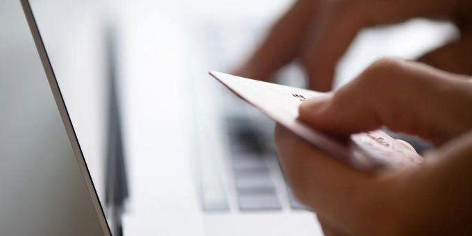 Die Betrüger versuchen durch falsche Websites von Banken an sensible Daten zu gelangen. Am Rechner schnell erledigt: Das Limit von Kreditkarten können Verbraucherinnen und Verbraucher meist unkompliziert per Online-Banking anpassen. Gebühren verlangen die meisten Institute dafür nicht.