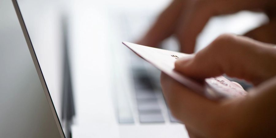 Am Rechner schnell erledigt: Das Limit von Kreditkarten können Verbraucherinnen und Verbraucher meist unkompliziert per Online-Banking anpassen. Gebühren verlangen die meisten Institute dafür nicht.