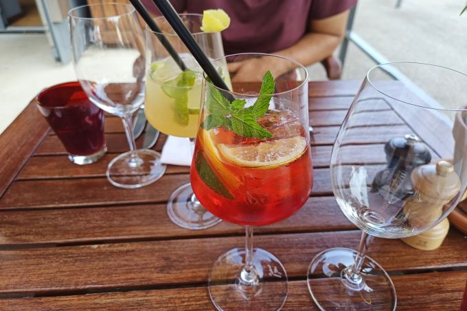 Hinten links der Haus-Apéro mit Ingwer, Limette und Prosecco, vorne der alkoholfreie Aperol Spritz. Brasserie Freilager Apéro