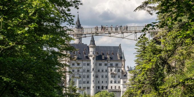 Blick auf das Schloss Neuschwanstein mit der Marienbrücke. In der Nähe des Schlosses hat ein Mann zwei Frauen angegriffen und verletzt. Eine der Frauen starb. Marienbrücke