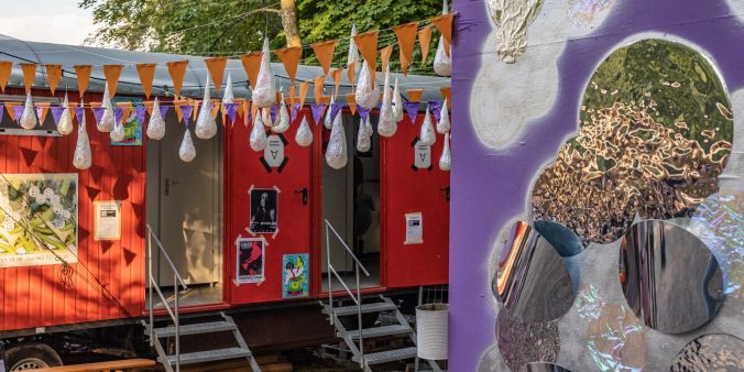 Die detailverliebte Geländegestaltung ist bis zu den Toiletten Wagen erkennbar.