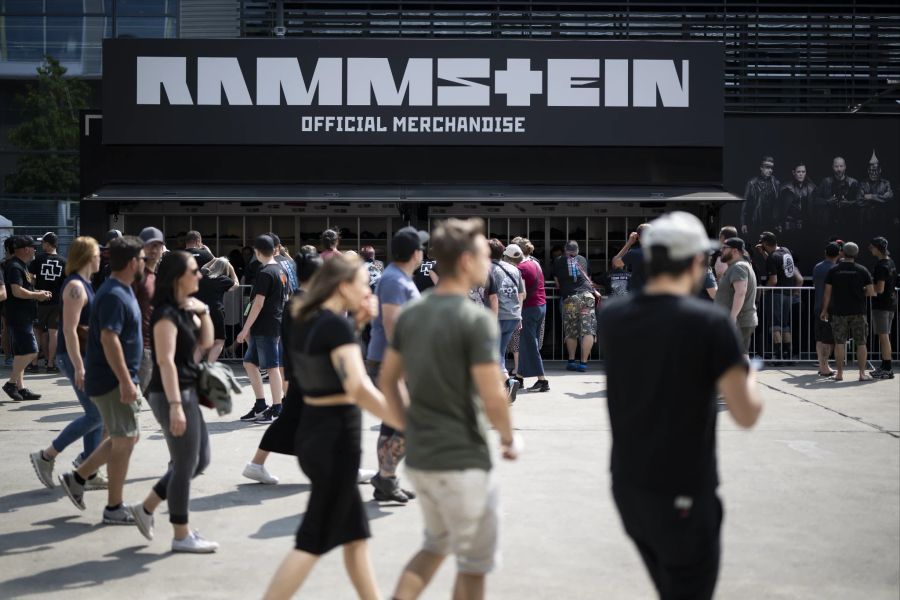 Rammstein-Fans stehen vor dem Wankdorf Stadion Schlange.