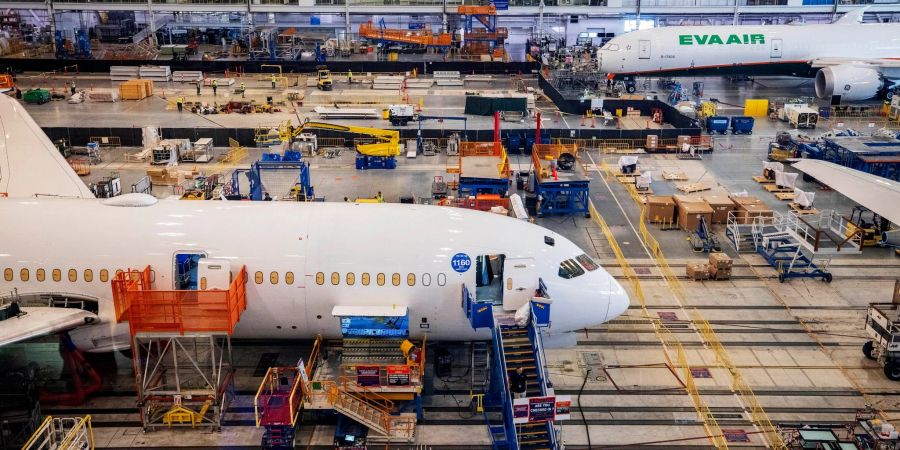 Boeing-Mitarbeiter montieren ein Flugzeug des Typs «Boeing 787» im Hauptmontagegebäude auf dem Boeing-Campus in der US-Stadt North-Charleston.