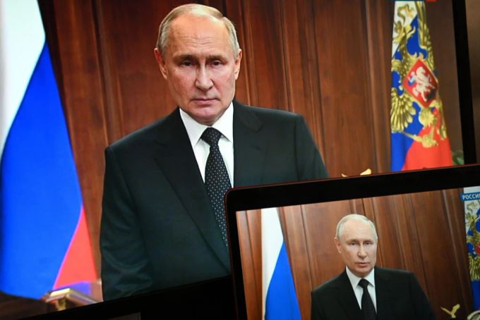 In seiner Ansprache erklärte der Präsident, sich gegen Aggressoren zur Wehr zu setzen. Wladimir Putin Rede TV