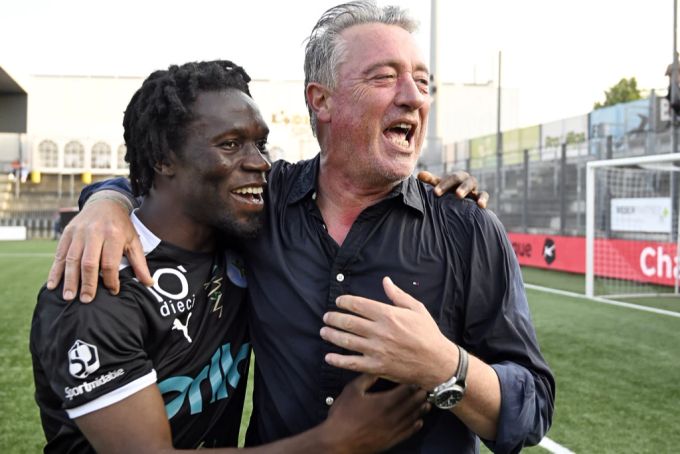 Yverdons Trainer Marco Schällibaum und Stürmer Kolo Koné jubeln nach dem Aufstieg. Yverdon Schällibaum