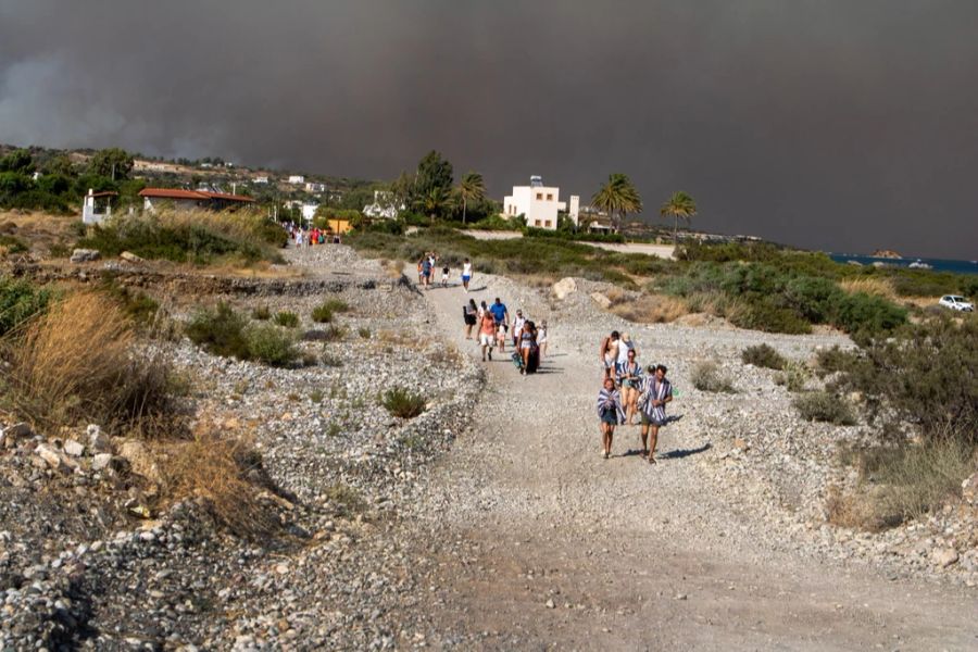 Zur Evakuierung wegen den Waldbränden auf Rhodos begaben sich am Samstag viele zu Fuss zu den Stränden - einige mussten dort sogar übernachten.