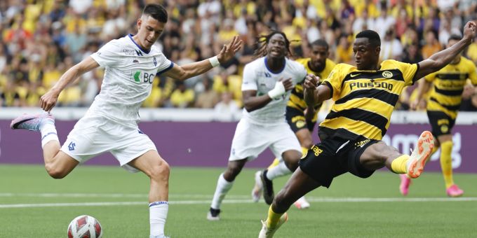 Rares Ilie (Lausanne-Sport) gegen Mohamed Ali Camara (YB) in der Super League. YB Lausanne Super League