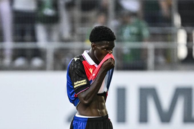 Thierno Barry erlebt ein Horror-Debüt im FCB-Trikot. Nach schwachem Auftritt fliegt er auch noch vom Platz. Thierno Barry