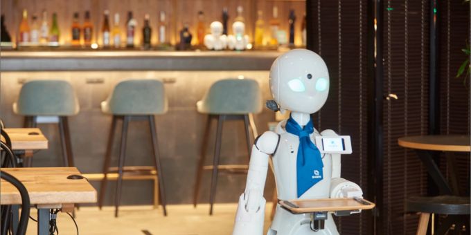 Im Dawn Café in Tokio (JPN) wird die Kundschaft von Robotern bedient. Diese werden von Menschen zuhause gesteuert. roboter