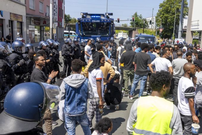 Die Polizei wurde beim Eritrea-Festival unter anderem mit Steinen beworfen. eritrea festival ausschreitungen
