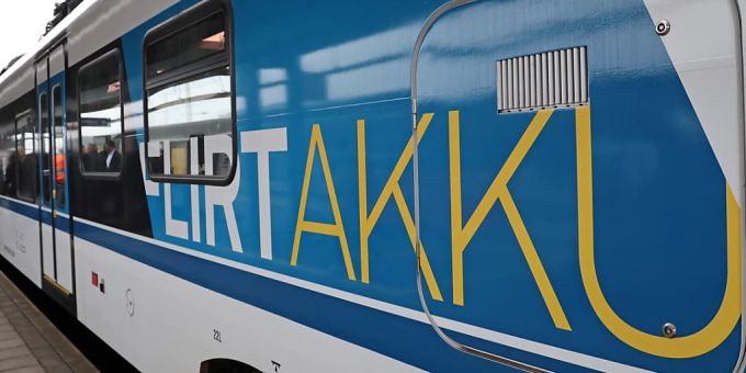 Die Flirt Akku-Züge können auf nicht elektrifizierten Streckenabschnitten eingesetzt werden. (Archivbild) Flirt Akku-Züge