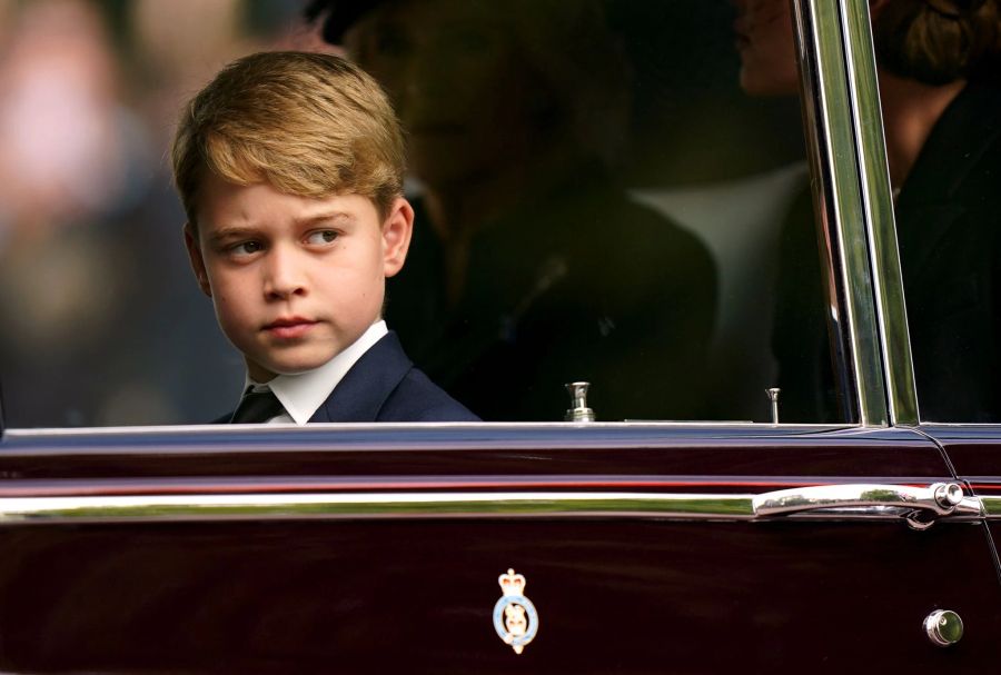 Prinz George vor der Beisetzung von Königin Elizabeth II. in London.