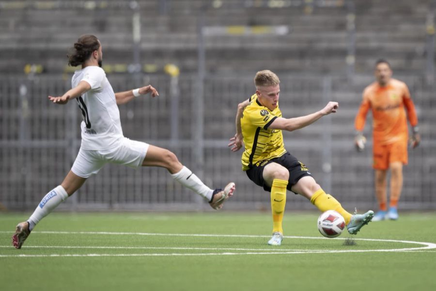 Der junge YB-Verteidiger Joel Bichsel gegen Orges Bunjaku vom FC Schaffhausen.