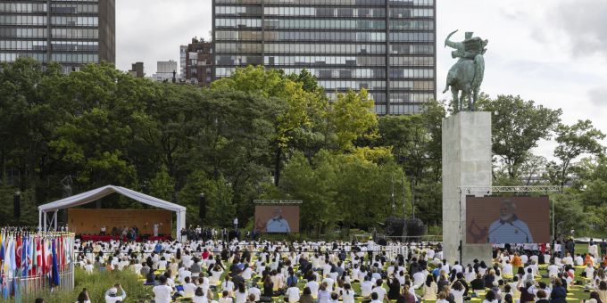 Bei UN - Indiens Premier Modi macht mit Hunderten Menschen Yoga