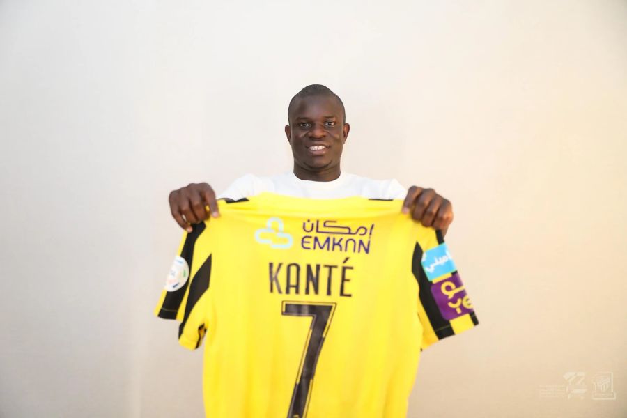 N'Golo Kanté mit seinem Trikot von Al-Ittihad.