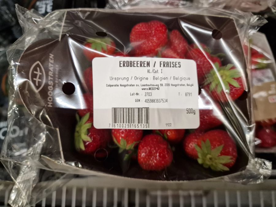 Doch beim genauen Hinsehen fällt auf: Die «Schweizer» Erdbeeren stammen aus Belgien!