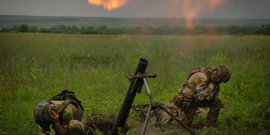 Damit sie sich verteidigen können, benötigen ukrainische Soldaten finanzielle Unterstützung bei der Lieferung von Waffen.