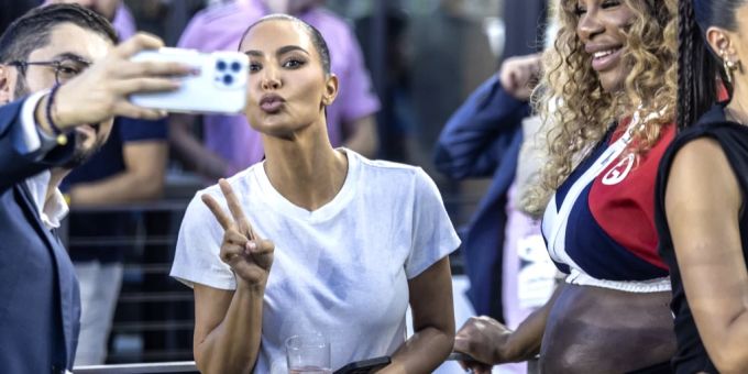 Kim Kardashian posiert für ein Selfie während des ersten Spiels von Messi für Inter Miami. Kim Kardashian