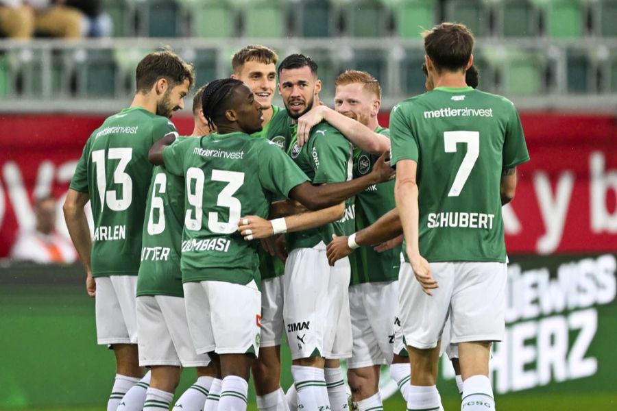 Mihailo Stevanovic lässt sich im Testspiel gegen Valencia nach vier Minuten feiern.