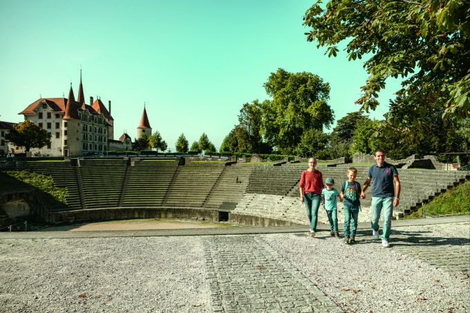 Wenn es gefüllt war, feuerten vor gut 2000 Jahren im Amphitheater von Avenches 16 000 Römer und romanisierte Helvetier aus voller Kehle Gladiatoren und Akrobaten an. Noch heute wird es gerne für Konzerte benutzt. Im Hintergrund: Schloss Avenches. Ausflüge Schweiz Sommer