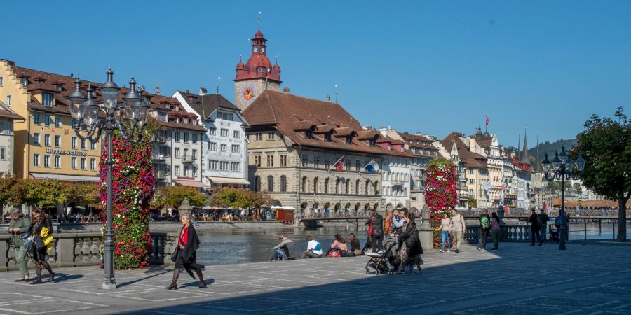 Der Ausblick vom Reusssteg auf die Altstadt und die Reuss in der Stadt Luzern.