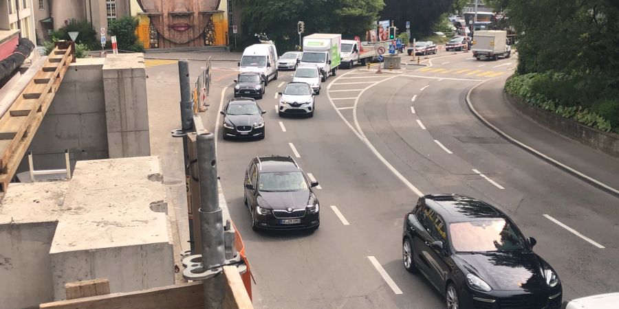 Autos an einer Baustelle