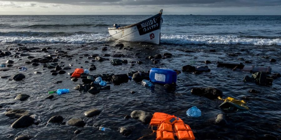 Ein verlassenes Holzboot, mit dem Flüchtlinge über das Meer gefahren sind: Laut der UN-Organisation für Migration liegen die wahren Zahlen wahrscheinlich höher liegen.