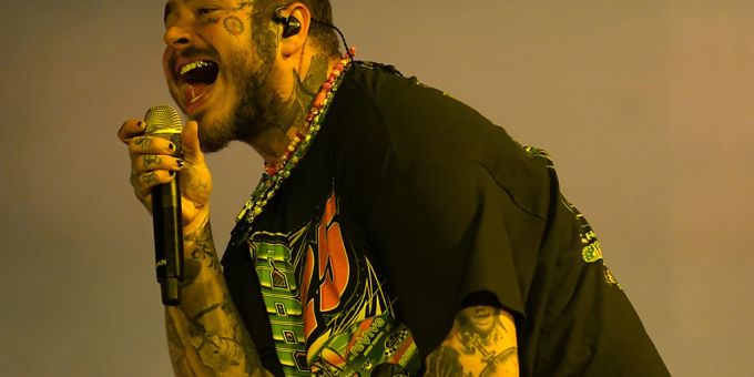 ARCHIV - Der US-Musiker Post Malone bei einem Auftritt auf dem Lollapalooza Musikfestival in Chicago. Foto: Rob Grabowski/Invision/dpa/Archiv ARCHIV - Der US-Musiker Post Malone bei einem Auftritt auf dem Lollapalooza Musikfestival in Chicago. Foto: Rob Grabowski/Invision/dpa/Archiv